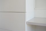 Détail du meuble bureau. tablette beige grisé, façades et vide poche en Laque blanc Aspen