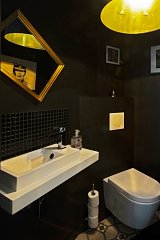 Création d'un toilette au 1er étage en noir et or. Le choix des coloris a été inspiré par le lustre cloche Forchini chez SLV